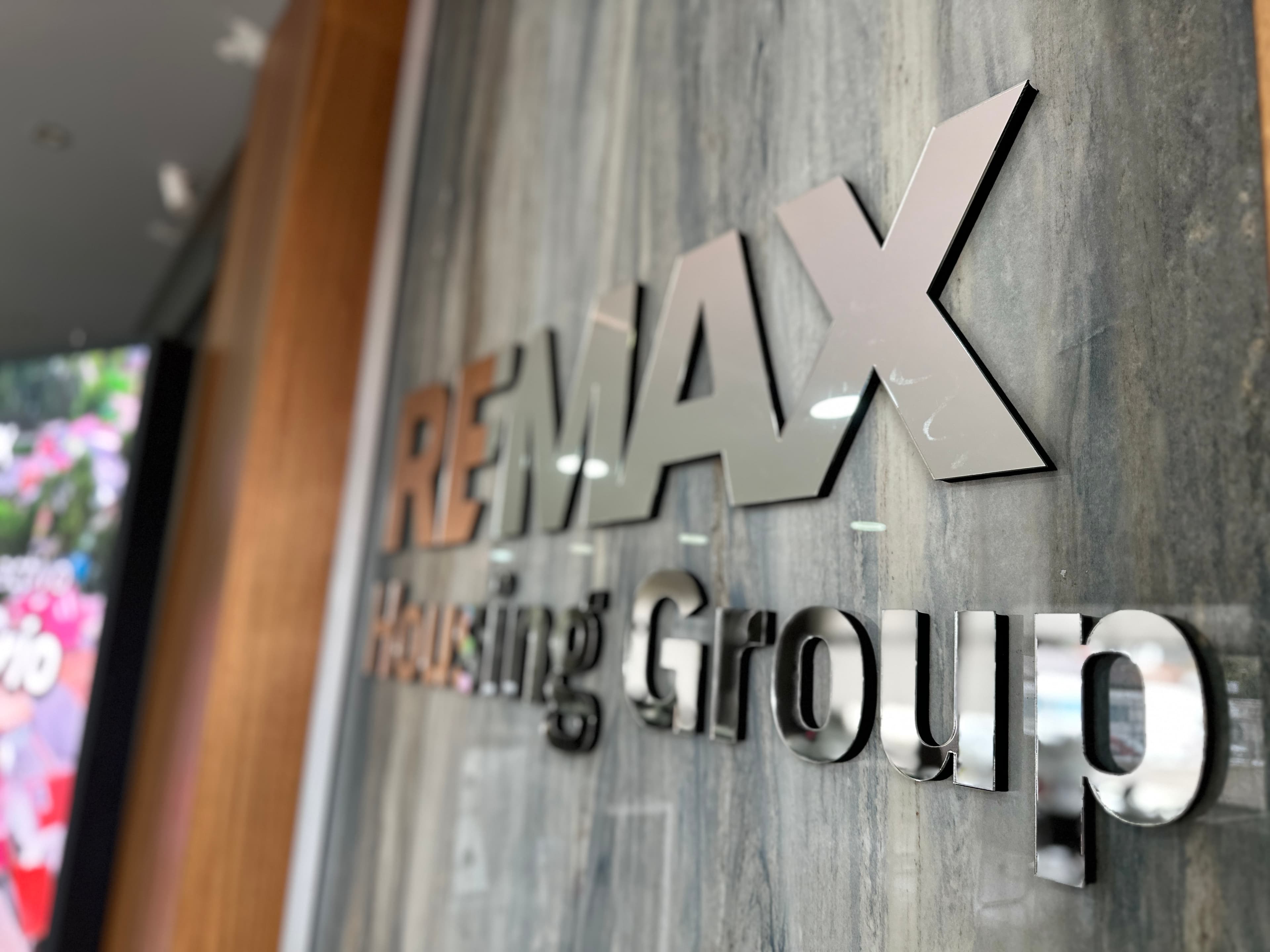 Equipo de asesores REMAX Housing Group celebrando
