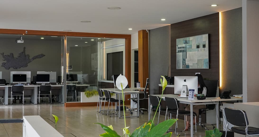 Interior de la oficina de Remax Housing Group