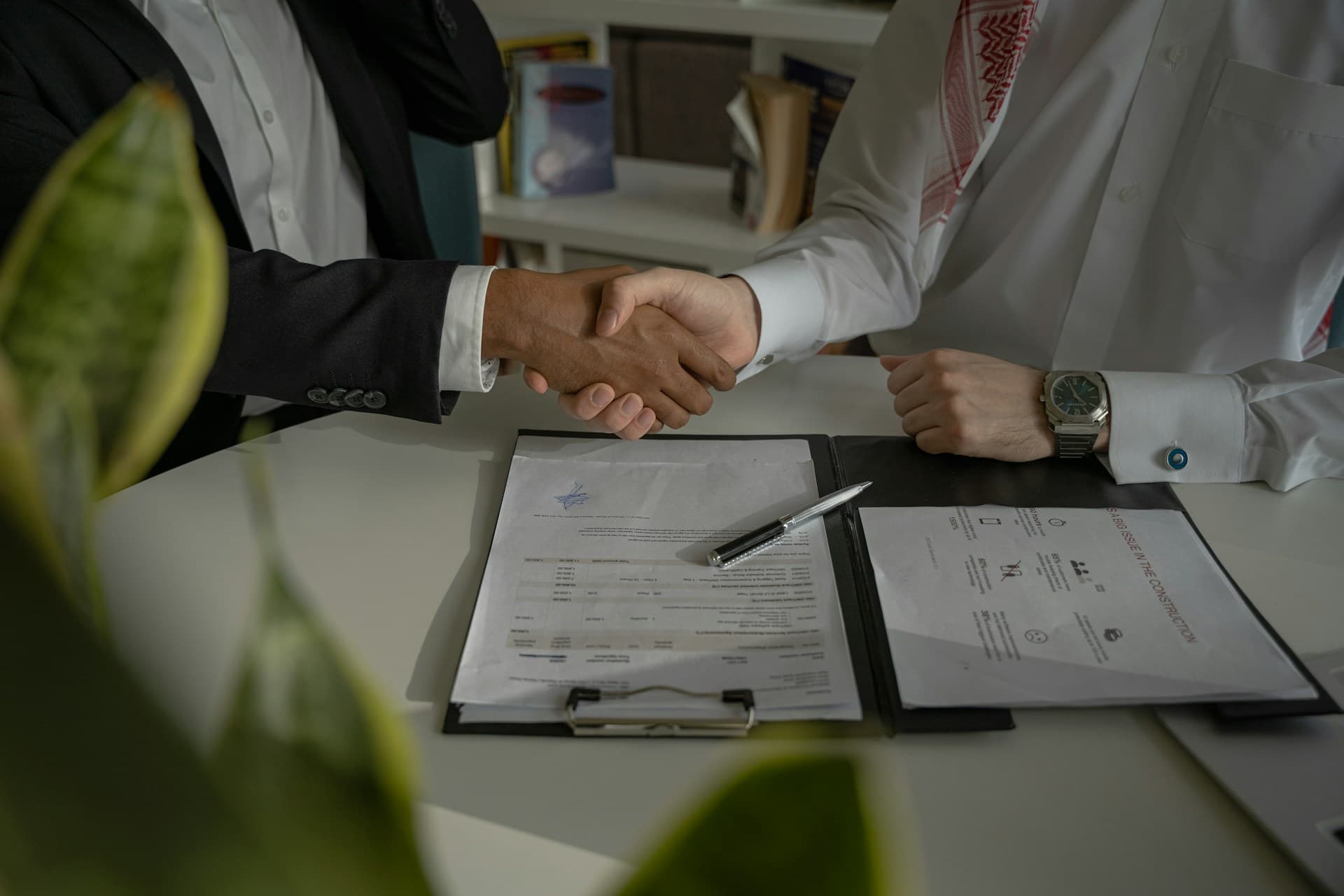 Asesor RE/MAX cerrando un acuerdo con un cliente