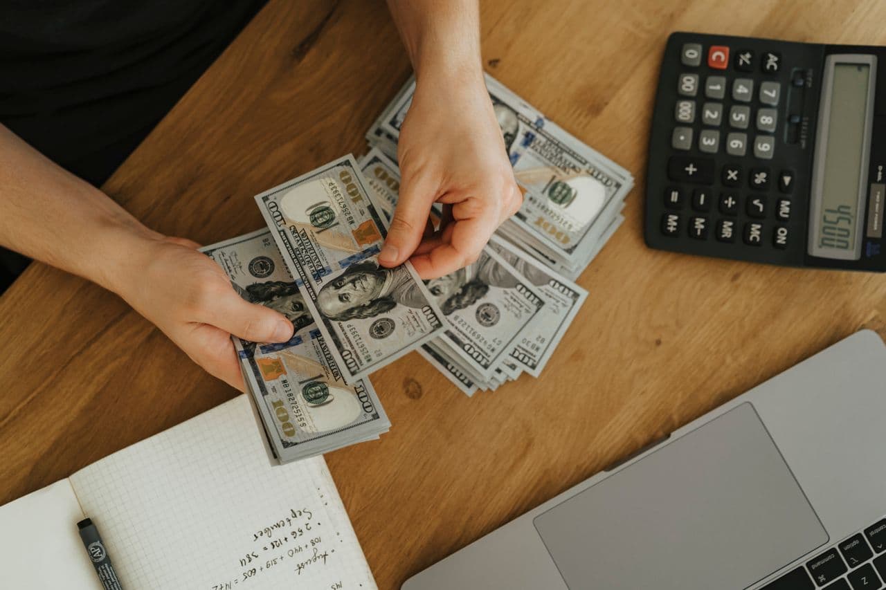Asesor RE/MAX revisando sus resultados de ventas
